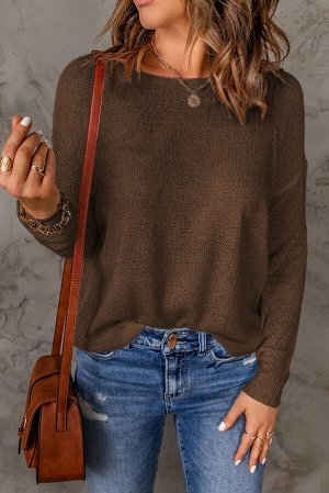 Коричневый свитер со спущенной линией плеча и длинным рукавом