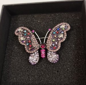 Брошь Бабочка с цветными стразами и фиолетовой эмалью, арт. 748.318