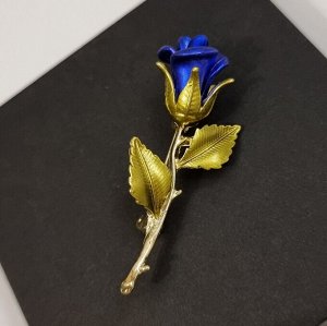 Брошь Роза с эмалью в позолоте, цвет эмали синий, арт. 748.301
