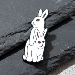 Значок «Кролики» 18+, цвет белый в чёрном металле