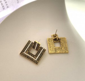 Серьги Женские серьги-гвоздики квадратной в форме. Эффект старины. Смотрятся красиво.