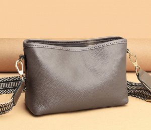 Сумка Небольшая удобная сумка, с лаконичным дизайном и стильным аксессуаром.
Материал: натуральная кожа
Размер и внутреннее наполнение - см.фото