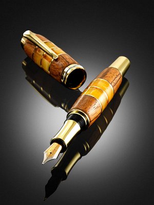 Роскошная перьевая ручка из древесины и натурального янтаря