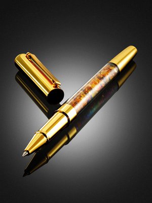 Красивая золотистая ручка с колбой, наполненной россыпью кусочков натурального янтаря