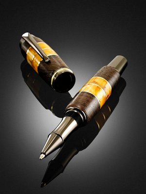 Шариковая ручка, созданная из древесины венге и натурального янтаря