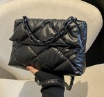 Дутая сумочка  на молнии, с пластиковой съемной цепочкой, черная