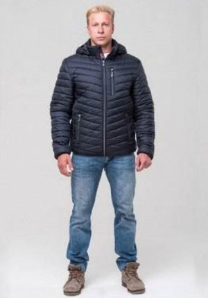 Пуховик FERGO Norge, синтепон 180 гр.
Укороченная легкая стёганная куртка норвежского бренда FERGO с капюшоном. На капюшоне  есть регулируемая кулиска. По краю капюшона, на манжетах рукавов, а так же 