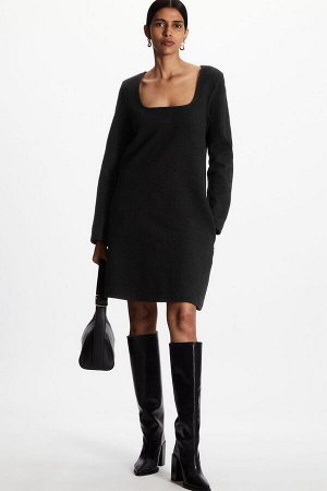 Черное мини-платье с квадратным вырезом