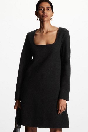 Черное мини-платье с квадратным вырезом