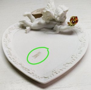 СКИДКА! Сувенир полистоун подставка для колец "Белоснежный ангел с красным шаром" МИКС 3х8,6х8,2 см 483871