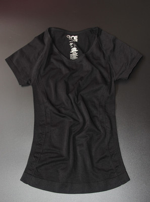 футболка Женская футболка для активных физических нагрузок и на каждый день. Выполнена из качественных материалов с небольшим добавлением спандекса, благодаря которым изделие хорошо садится по фигуре.