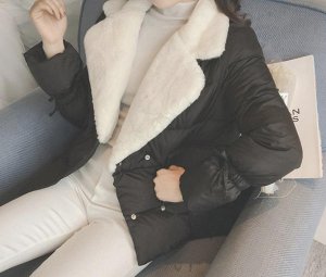Теплая куртка с белым меховым воротником