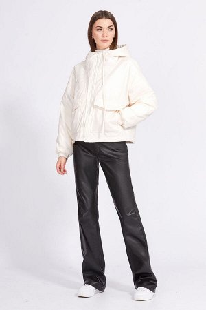 Куртка Рост: 170 Состав ткани: Куртка: ПЭ-100%; Подкладка: Вискоза-45%; ПЭ-55%; Куртка выполнена из плащевой ткани, простеганной с изософтом L60. Куртка прямого силуэта, длиной выше линии бедер. Спере