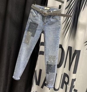 Зауженные эластичные джинсы с высокой талией в стразах
