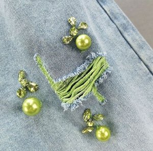 Эластичные джинсовые шорты с декором, зеленые
