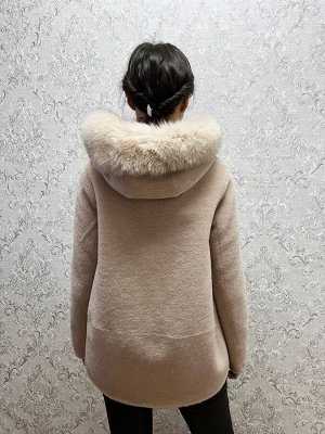 Куртка Куртка из шерсти 100%, длина 73 см, капюшон с мехом песца, цвет пудра 
Размеры 40,42,44,46,48,50,52,54,56