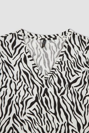 Традиционная футболка с короткими рукавами и V-образным вырезом и принтом «зебра» классического кроя
