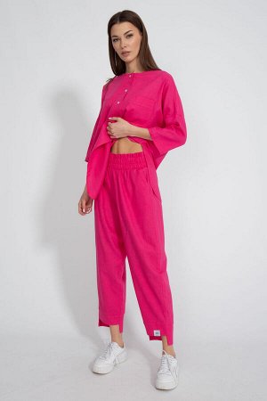 Костюм Костюм Kivviwear 40814082/10 фуксия 
Состав: Вискоза-45%; Лён-55%;
Сезон: Весна
Рост: 170

Костюм состоящий из рубашки льняной свободного кроя со спущенными рукавами, накладными карманами, зас