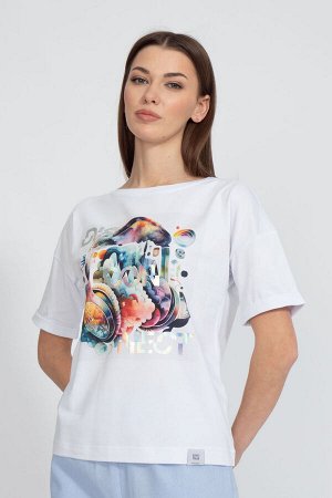 Футболка Футболка Kivviwear 4026/104 белый 
Состав: Хлопок-92%; Эластан-8%;
Сезон: Весна
Рост: 170

Джемпер свободного кроя. Удлиненный рукав, с подворотом. Принт методом термопереноса, цифровая печа