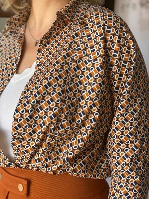 Блуза Рост: 164 Состав ткани: Хлопок-63%; Модал-37%; Блузка на кнопках из приятного к телу полотна с геометрическим принтом.