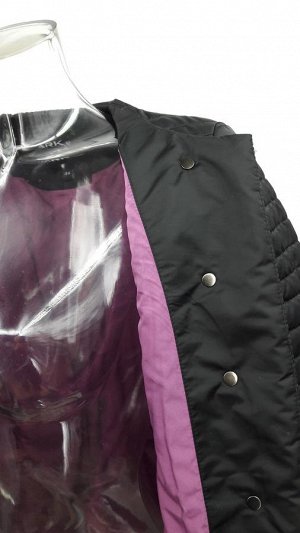 Куртка Куртка с круглым вырезом, застегивается на кнопки, дополнена поясом в тон. Удобные врезные карманы на кнопках. Куртка выполнена из легкой, прочной ткани с наполнителем из БиоПуха и оформлена го