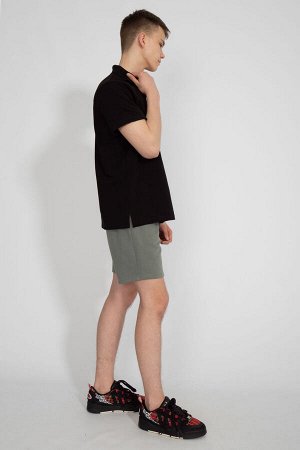 Футболка Футболка Kivviwear 3010/01 черный 
Состав: ПЭ-15%; Хлопок-85%;
Сезон: Весна
Рост: 170

Футболка поло мужская премиального качества из плотной хлопковой ткани качества пенье с боковыми разрез