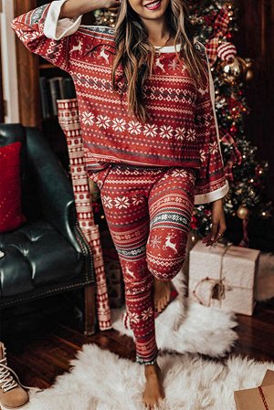 Красно-серый костюм с рождественским принтом: узкие брюки + джемпер свободного кроя