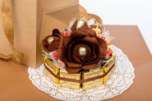 Композиция Тортик мини с розами. Диаметр 13 см. Использован шоколад «10 грамм золота», шоколадные конфеты, декор, упаковка крафт пакет. 700 р.