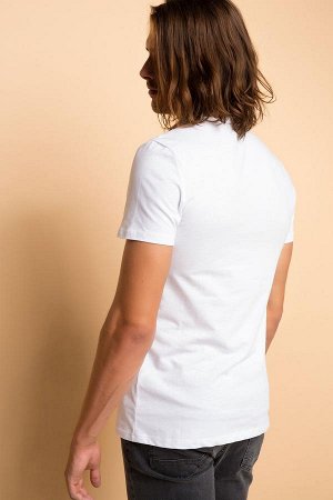 Белая футболка с карманом "липучкой"