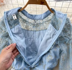 Платье комбинированное с рюшами и вышивкой, голубой