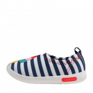 Слипоны Кеды для девочки Reike Basic navy/white – это повседневная обувь для активных прогулок, отличающаяся интересным и стильным дизайном, декорированы ярким летним принтом.
Они очень мягкие и эласт