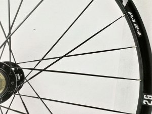 Передние велосипедное колесо PASAK HB12/PA24. 26 дюймов. Черный-белый