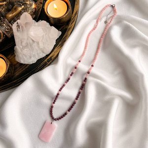 Колье из Турмалина и Кальцита с кулоном из Опала