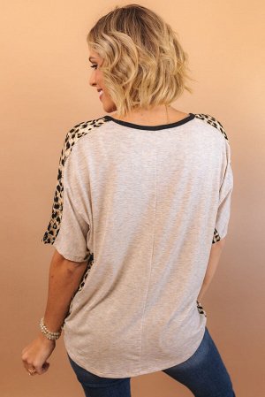 Серая трикотажная футболка свободного кроя с леопардовыми вставками и круглым воротником