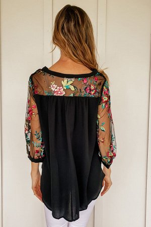 Черная блуза с сетчатыми рукавами и флористической вышивкой