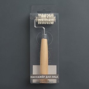 Массажёр д/лица и зоны декольте с шипами пластик/дерево 15,5*4,6*2,5см беж PVC кор QF 6913932