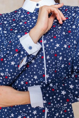 Рубашка Стильная блуза полуприлегающего силуэта выполнена из хлопковой ткани с ярким принтом. Горловина оформлена отложным воротником на стойке, который переходит в длинную планку с застежкой на петли