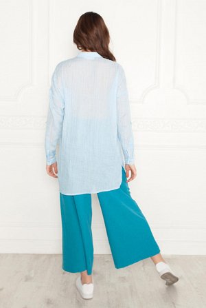Рубашка Удлиненная блузка-туника из легкой полупрозрачной ткани, свободного силуэта, со спущенным плечом и рукавом в щелевидной пройме. Внутри рукава пата для фиксации короткой длины. Воротник-стойка.