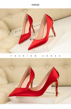 Туфли женские, красные, атласные, на высоком тонком каблуке 10 сантиметров, с декоративным украшением на каблуке