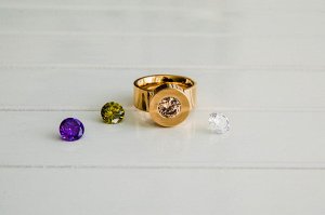 Кольцо Кольцо цвет лимонное золото, очень красивая и интересная модель, имеет 4 сменных камня, которые идут в комплекте!