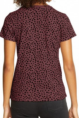 Бордовая футболка с пятнистым принтом и круглым вырезом