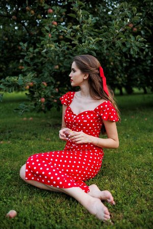 Платье Рост: 164-170 см. Состав ткани: вискоза - 100% Красное платье в белый горошек – это модель для создания милого и романтичного образа. Такое платье уместно на встрече с друзьями, и на торжествен