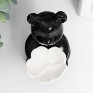 Сувенир керамика подставка "Мишка с белым цветком" чёрный 7х9х10,5 см