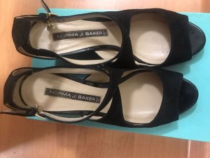 Продам шикарные замшевые босоножки N*ORMA J. B*AKER