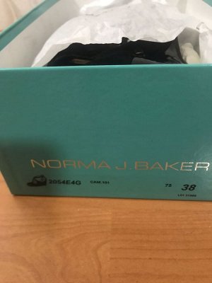 Продам шикарные замшевые босоножки N*ORMA J. B*AKER