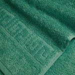 Зелёное махровое полотенце