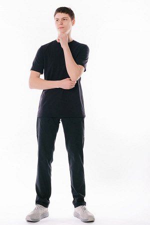 Брюки Молодежные мужские брюки слегка приуженного кроя из ткани с большим содержанием хлопка. Детали: спереди застежка на молнию и пуговицу, боковые карманы с горизонтальном входом с хольгитенами, с п