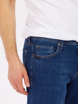 Джинсы Стильные джинсы из стрейча средней плотности с небольшими потертостями. Модель прямого классического кроя со средней посадкой. Рост L30 (160-170 см). Длина внутреннего шва 77 см, высота посадки