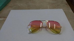 Солнцезащитные очки розово-желтые в тонкой золотой оправе