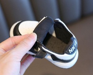 Кроссовки детские на шнурках и липучках, черные с белым